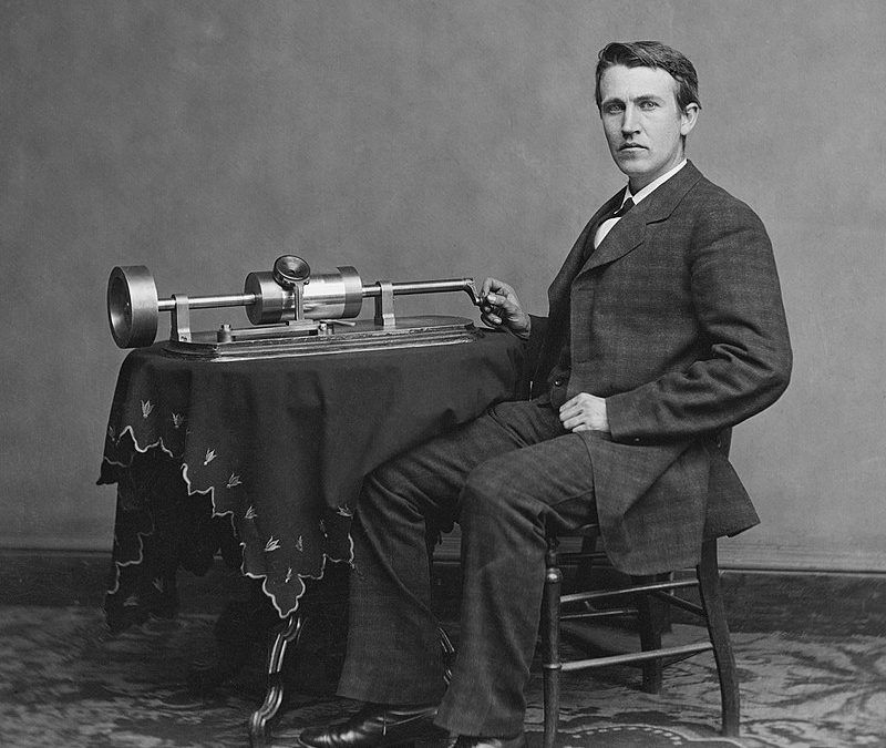 #TalDiaComoHoy 14 de Abril de 1894 Thomas Edison quien se basa en una idea de Eadweard Muybridge, presenta el kinetoscopio