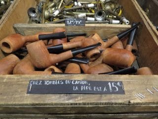 Pipas en una tienda del Mercado de las Pulgas